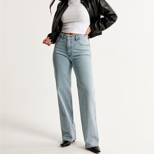 Abercrombie Curve Love High Rise 90s Relaxed Jeans in Light